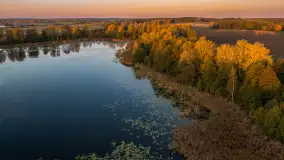 Jezioro Iławki z lotu ptaka o wschodzie słońca, październik 2024 r. - zdjęcie 2