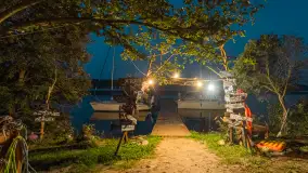 Przystań Kochaj Mazury nad jeziorem Bełdany, wersja nocna - zdjęcie 1