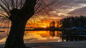 Wschód słońca nad jeziorem Niegocin w Wilkasach, grudzień 2024 r. - zdjęcie 12