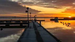 Wschód słońca nad jeziorem Niegocin w Wilkasach, grudzień 2024 r. - zdjęcie 1