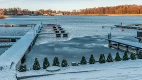 Hotel i port Tajty lekkie oprószone śniegiem, styczeń 2025 - zdjęcie 18
