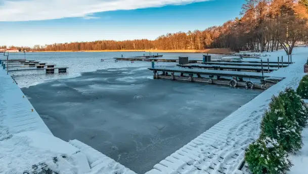 Hotel i port Tajty lekkie oprószone śniegiem, styczeń 2025