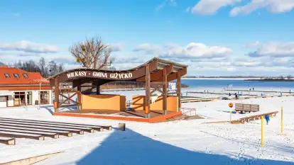 Niedzielne, zimowe popołudnie w Wilkasach nad Niegocinem, luty 2025 r.