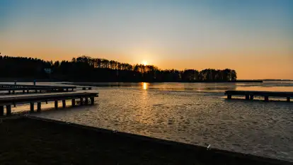 Zachód słońca w porcie Ognisty Ptak, marzec 2025r.