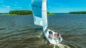 Lipcowe żeglowanie podczas szkoleń żeglarskich na Jezioraku - zdjęcie 23