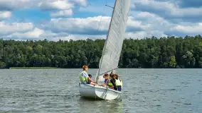 Młodzi adepci żeglarstwa nad jeziorem Dadaj - Rumszewicz Sailing - zdjęcie 15