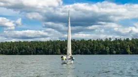 Młodzi adepci żeglarstwa nad jeziorem Dadaj - Rumszewicz Sailing - zdjęcie 24