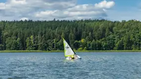 Młodzi adepci żeglarstwa nad jeziorem Dadaj - Rumszewicz Sailing - zdjęcie 4