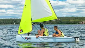 Młodzi adepci żeglarstwa nad jeziorem Dadaj - Rumszewicz Sailing - zdjęcie 1