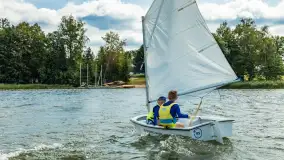 Młodzi adepci żeglarstwa nad jeziorem Dadaj - Rumszewicz Sailing - zdjęcie 43