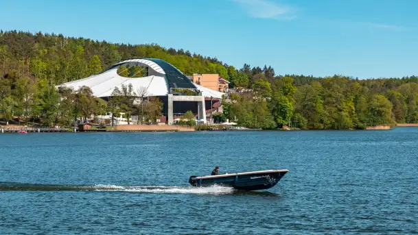 Jezioro Czos, Mrągowo widziane z wody, maj 2025 r.