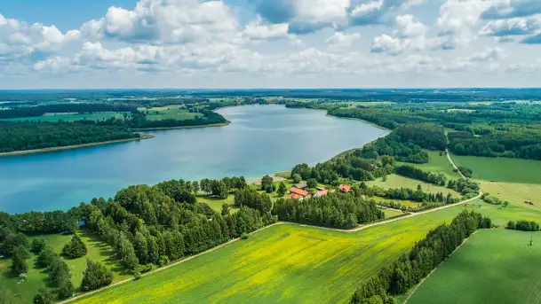Jezioro Harsz położone blisko północnych szlaków WJM z drona