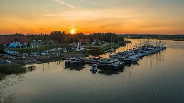 Zachód słońca z drona nad jeziorem Górkło, czerwiec 2025 r.