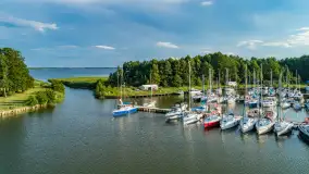 Port Mix Mamry nad jeziorem Mamry z lotu ptaka, lipiec 2025 r. - zdjęcie 10