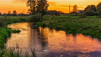 Zachód słońca nad rzeką Gołdapa w Baniach Mazurskich, lipiec 2025 r.