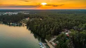 Jezioro Nidzkie i przystań OW Wodnik na fotkach  z drona, sierpień 2025 r. - zdjęcie 12