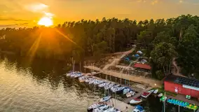 Jezioro Nidzkie i przystań OW Wodnik na fotkach  z drona, sierpień 2025 r. - zdjęcie 20