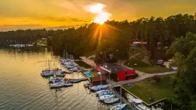 Jezioro Nidzkie i przystań OW Wodnik na fotkach  z drona, sierpień 2025 r. - zdjęcie 1