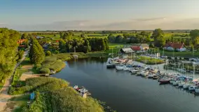 Wieczór w Marinie Górkło z drona, koniec lipca 2025 r. - zdjęcie 7