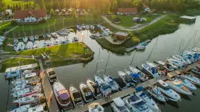 Wieczór w Marinie Górkło z drona, koniec lipca 2025 r. - zdjęcie 12