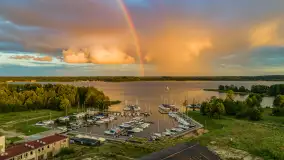 Zachód słońca z tęczą w tle, przystań Nautica, sierpień 2025 r. - zdjęcie 1