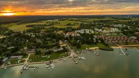 Ryn z lotu ptaka o zachodzie słońca, sierpień 2025 r. - zdjęcie 17