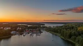 Zachód słońca z drona nad jeziorem Tajty i Piękną Góra, sierpień 2025 r. - zdjęcie 14