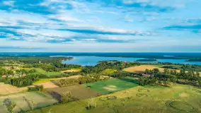 Mamry, Węgorapa i Węgorzewo w tle z drona, sierpień 2025 r. - zdjęcie 7