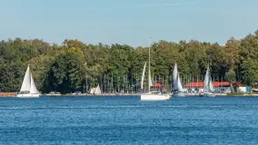 Żagle i ruch na jeziorze Kisajno, ostatnie dni lata, wrzesień 2025 r. - zdjęcie 43