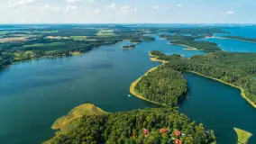 Jezioro Kisajno i port Łabędzi Ostrów na początku września 2025 r. z drona - zdjęcie 1