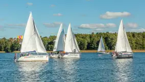 Jezioro Kisajno pełne jachtów, trwa żeglarski wrzesień 2025 - zdjęcie 13