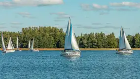 Jezioro Kisajno pełne jachtów, trwa żeglarski wrzesień 2025 - zdjęcie 33