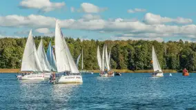 Jezioro Kisajno pełne jachtów, trwa żeglarski wrzesień 2025 - zdjęcie 47