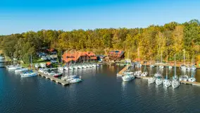 Barwy jesieni nad jeziorem Nidzkim i portem Pod Dębem, październik 2025 r. - zdjęcie 1