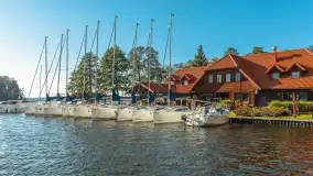 Jesienne kadry w porcie Pod Dębem, nad jeziorem Nidzkim, październik 2025 r. - zdjęcie 3