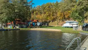 Jesienne kadry w porcie Pod Dębem, nad jeziorem Nidzkim, październik 2025 r. - zdjęcie 22