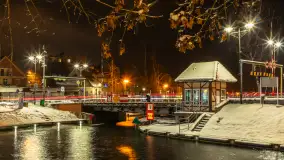 Nocne i zaśnieżone Giżycko, listopad 2025 r. - zdjęcie 13