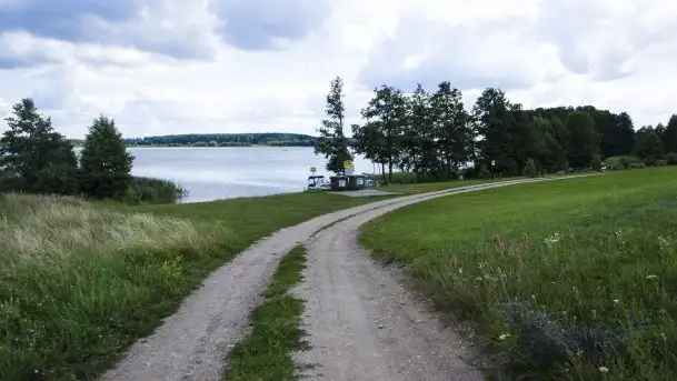 Zdjęcia: Malownicza i funkcjonalna plaża z czynu społecznego - zdjęcie 1