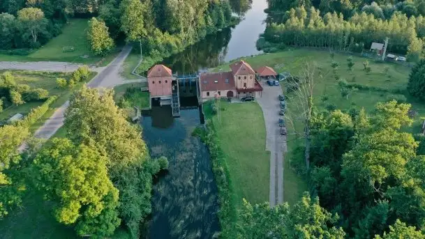 Zdjęcia: Gościnne progi starej elektrowni nad rzeką Węgorapą - zdjęcie 5