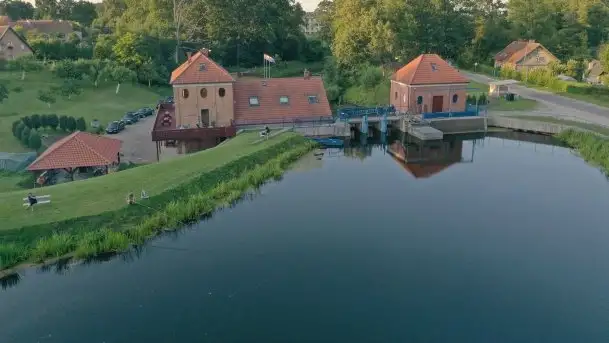 Zdjęcia: Gościnne progi starej elektrowni nad rzeką Węgorapą - zdjęcie 3