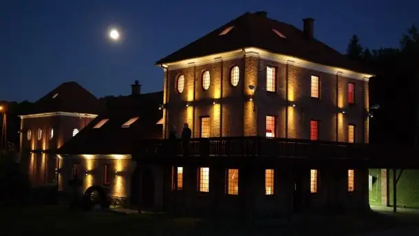 Zdjęcia: Gościnne progi starej elektrowni nad rzeką Węgorapą - zdjęcie 1