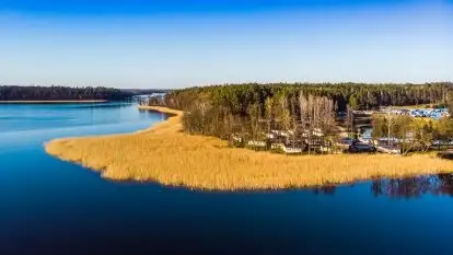 Piaski i jezioro Bełdany w marcowym słońcu