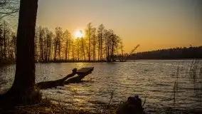 Złote jezioro Dejguny w kwietniowym słońcu - zdjęcie 1