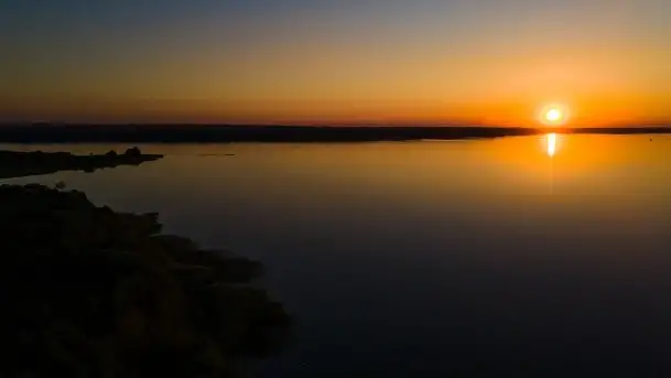 Niegocin migoczący w zachodzącym słońcu