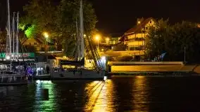 Port AZS Wilkasy skąpany w ciemnościach nocy - zdjęcie 15