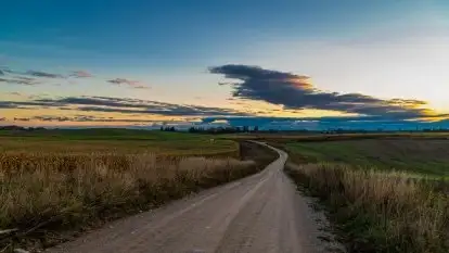 Wieczór i zachód słońca z mazurskiej drogi