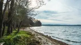 Późno jesienne klimaty gdy wieje i chłód doskwiera przy jeziorze Dargin - zdjęcie 14