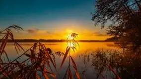 Pierwszy śnieg i wschód słońca nad jeziorem Boczne - zdjęcie 2