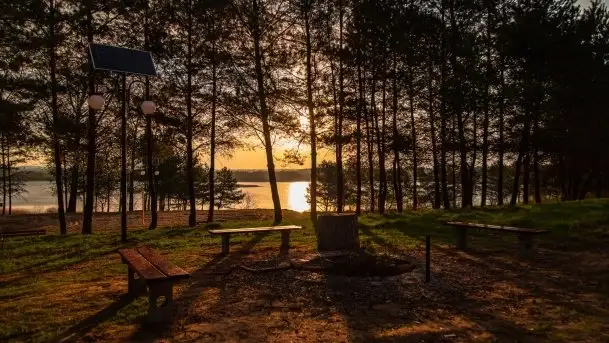 Wiosenny wschód słońca nad jeziorem Pozezdrze