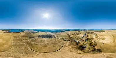 Wieś Okowizna i jezioro Lemięt pod koniec zimy